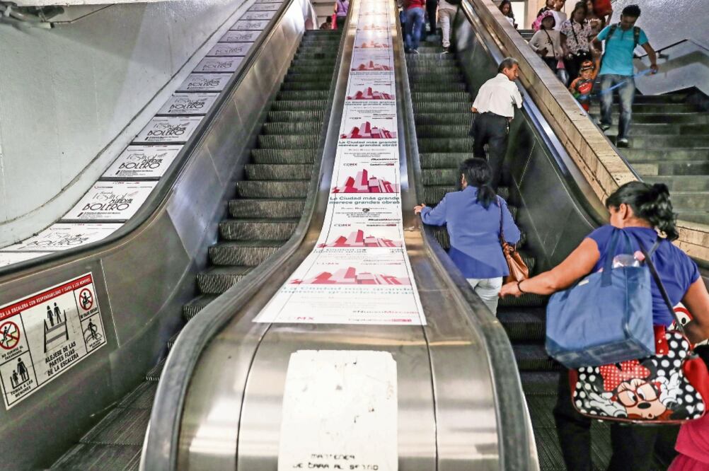 Esta es una de las escaleras eléctricas de la Línea 7 del Metro, donde el sábado un niño sufrió un accidente que le provocó la pérdida de una mano. (GERMÁN ESPINOSA. EL UNIVERSAL)