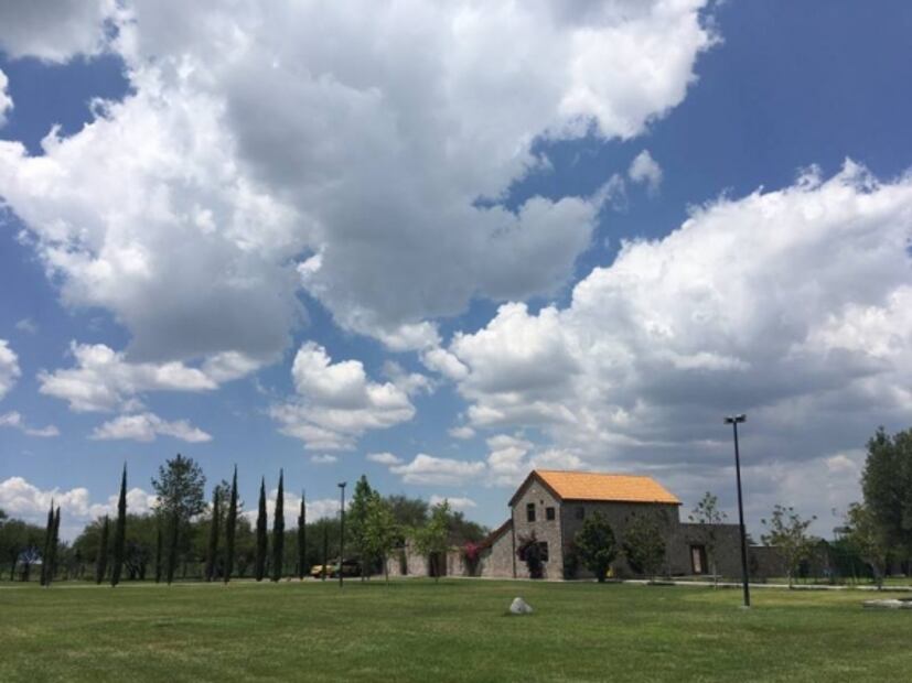Disfruta de una copa de vino mientras disfrutas de un atardecer, o la puesta de un arcoiris