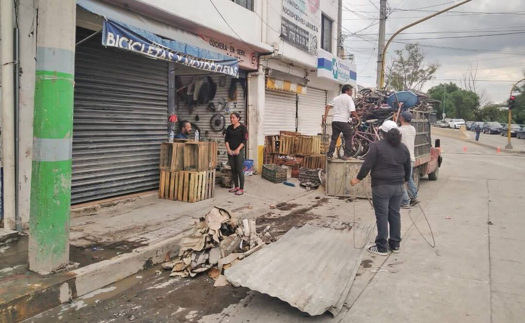 Los pobladores continúan con las labores de limpieza y rescate de objetos en sus casas, en donde el agua incluso alcanzó hasta 3 metros. Foto: Dinorath Mota. EL UNIVERSAL