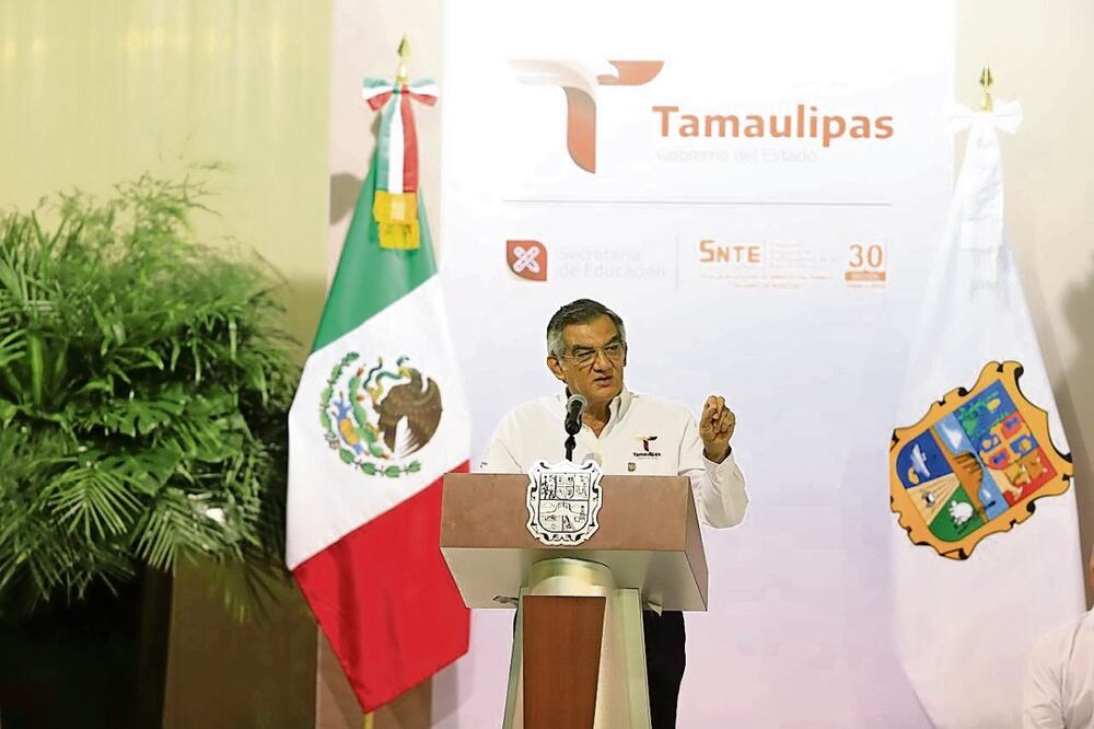 El gobernador Américo Villarreal reconoció a estudiantes y maestros que apoyaron a damnificados. Foto: Especial