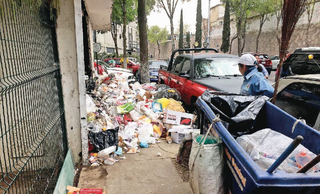La basura se acumula en diversas zonas de Naucalpan por la falta de acuerdos entre autoridades municipales y sindicalizados (ARCHIVO EL UNIVERSAL)