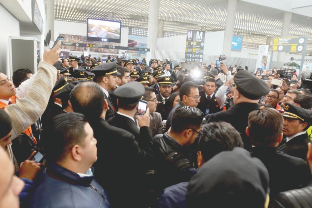 La protesta de pilotos de Aeroméxico ocasionó aglomeraciones ayer en el Aeropuerto Internacional de la Ciudad de México. Las operaciones de la aerolínea se normalizaron alrededor del mediodía. (ARMANDO MONROY. CUARTOSCURO)
