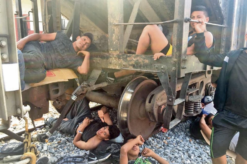En Arriaga, Chiapas, un grupo de jóvenes migrantes esperan la salida del tren conocido como La Bestia, para continuar su viaje hacia la frontera norte y llegar a Estados Unidos / ESPECIAL