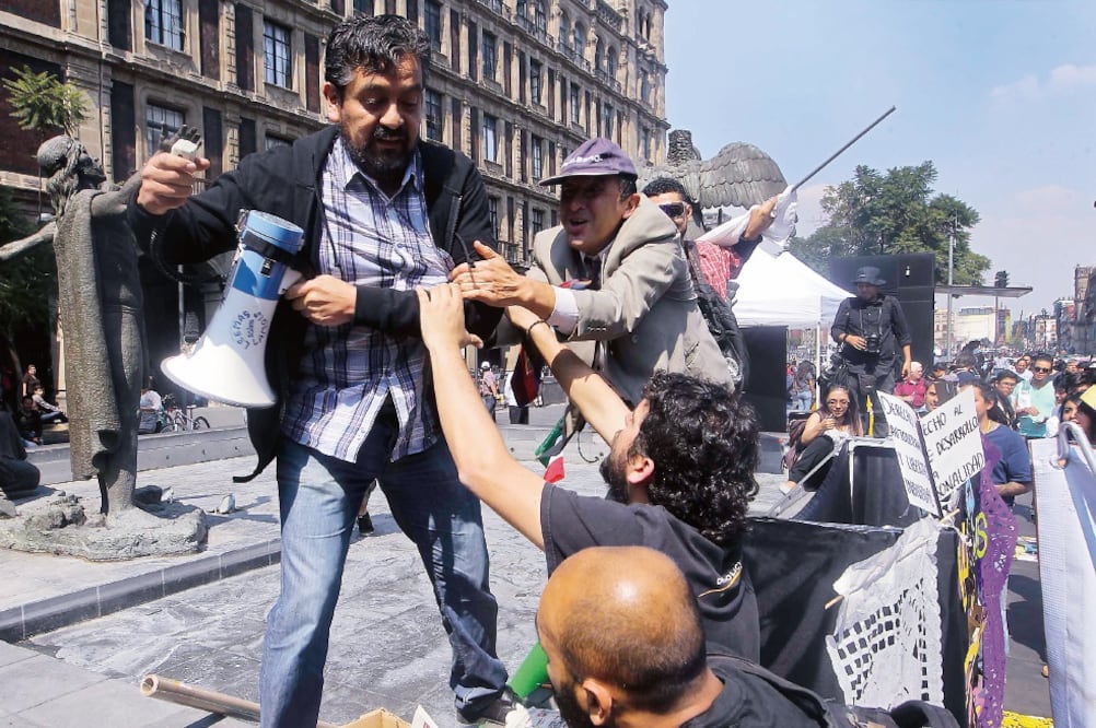 A las afueras de la Suprema Corte de Justicia de la Nación, en la calle de Pino Suárez, en el Centro Histórico, hubo algunas riñas entre grupos opositores a la legalización y colectivos en favor (FERNANDO RAMÍREZ. EL UNIVERSAL)