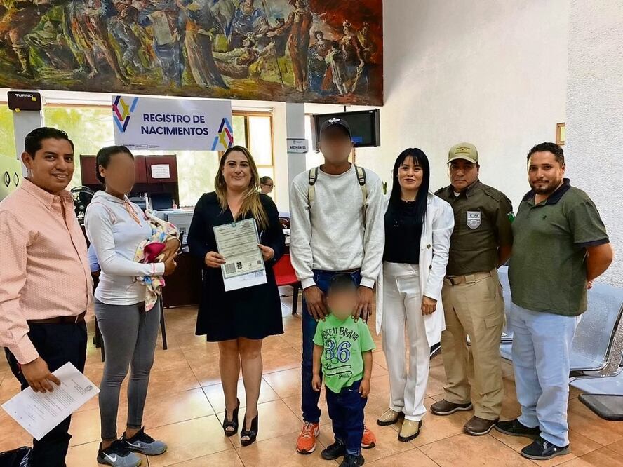 El INM entregó el acta de nacimiento de la bebé. Foto: Especial