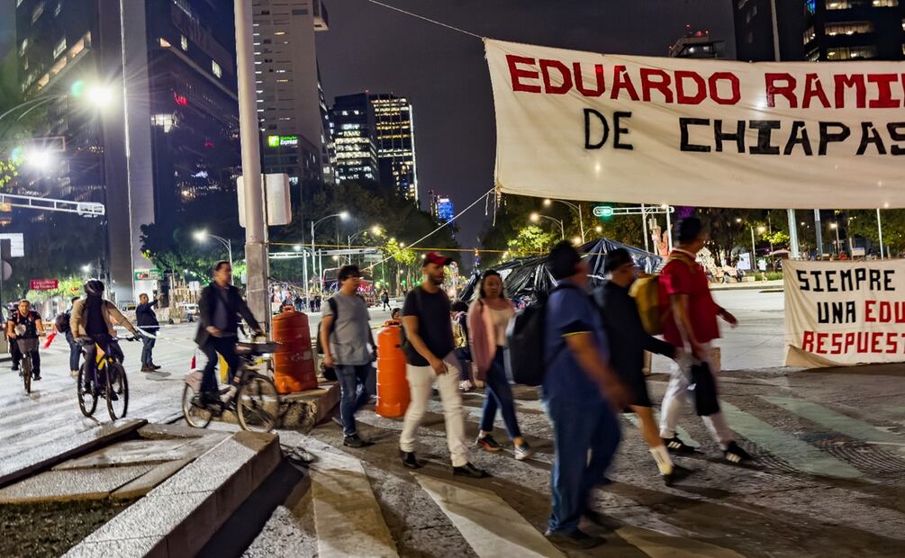 Ciudadanos caminan entre el plantón de normalistas que mantiene en Paseo de la Reforma e Insurgentes; se mantiene sin servicio las Líneas 1 y 7 del Metrobús en la Ciudad de México, el jueves 5 de junio de 2025. Foto: Hugo Salvador/EL UNIVERSAL