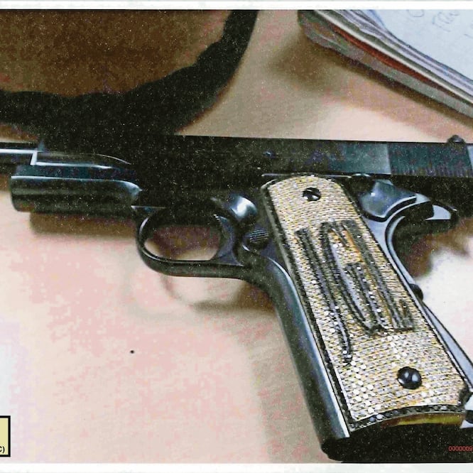 El testimonio de Jesús El Rey Zambada mostró a Joaquín El Chapo Guzmán como un hombre que casi siempre cargaba con su famosa pistola .38 super, con empuñadura de diamantes. Foto: EFE