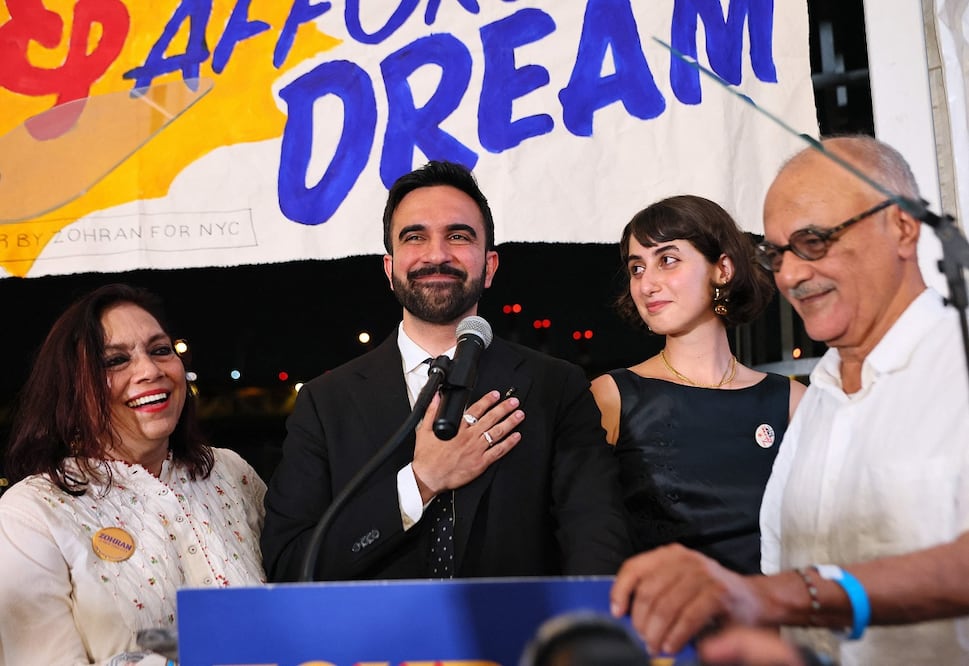 Zohran Mamdani se lleva la mano al corazón, al ser reconocido tras su triunfo en las primarias demócratas para la alcaldía en Nueva York, la noche del martes 24 de junio. FOTO: AFP