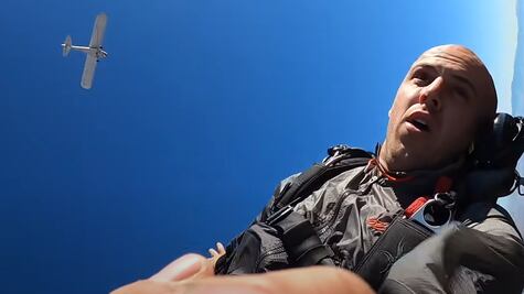 Condenan a 6 meses de prisión a youtuber que estrelló su avión a propósito para tener más vistas