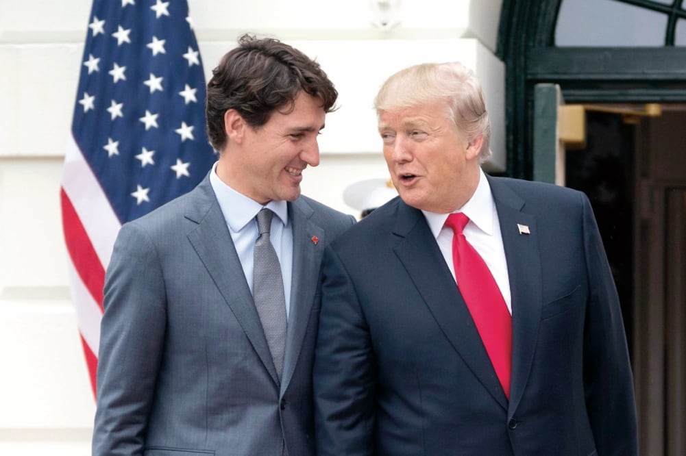 El presidente estadounidense, Donald J. Trump (der.), al recibir ayer en la Ca sa Blanca al primer ministro canadiense, Justin Trudeau (MICHAEL REYNOLDS. EFE)