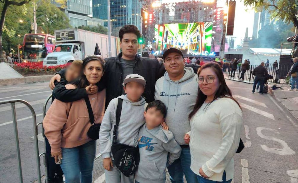 Familias se preparan para asistir al concierto de música electrónica en Paseo de la Reforma (30/12/2025). Foto: Fabián Evaristo / EL UNIVERSAL