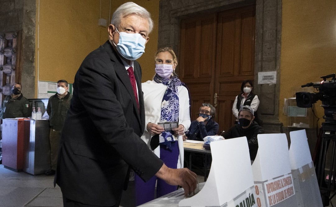 El Presidente asistió a votar acompañado de su esposa, Beatriz Gutiérrez Müller. Foto: Presidencia