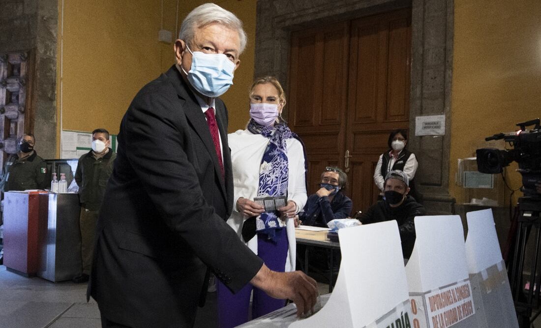 El Presidente asistió a votar acompañado de su esposa, Beatriz Gutiérrez Müller. Foto: Presidencia