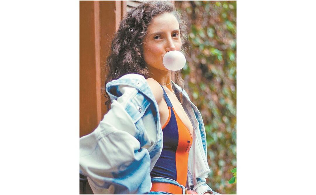 La cantante promocio na su sencillo “Playita en tu mar”, junto a César Pinzón. FACEBOOK