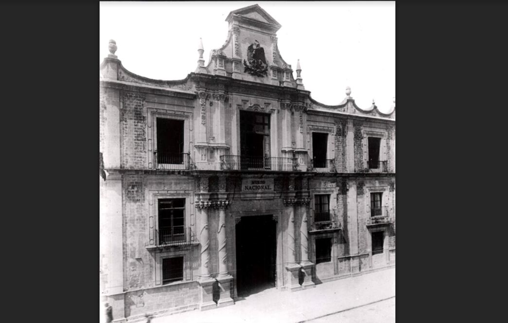 La fachada del antiguo Museo Nacional de Arqueología, Historia y Etnografía, ubicado en la calle de Moneda, en el Centro Histórico, en una fotografía de los años cincuenta. El inmueble se conserva hasta la actualidad, y hoy alberga el Museo Nacional de las Culturas del Mundo. Imagen: Col. Villasana-Torres