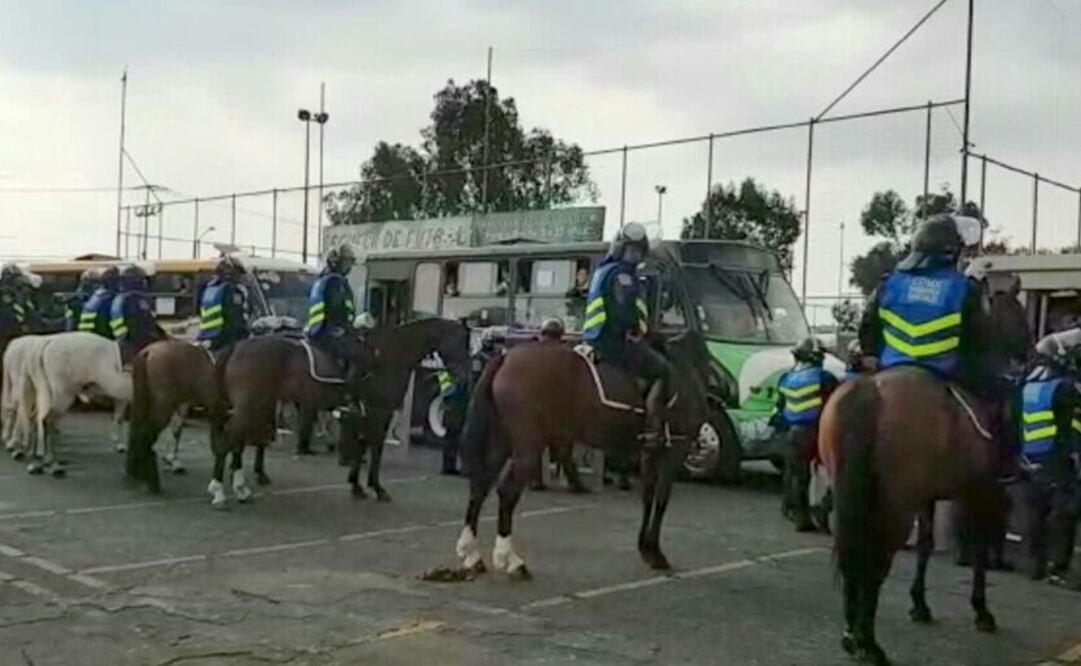 Christian Mendoza/El Universal. Elementos de seguridad custodiando el orden en las inmediaciones del estadio Azteca