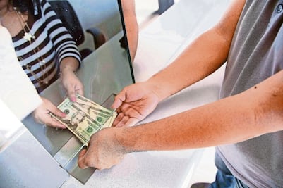 Banxico frena el alza de tasa y  le pega al superpeso