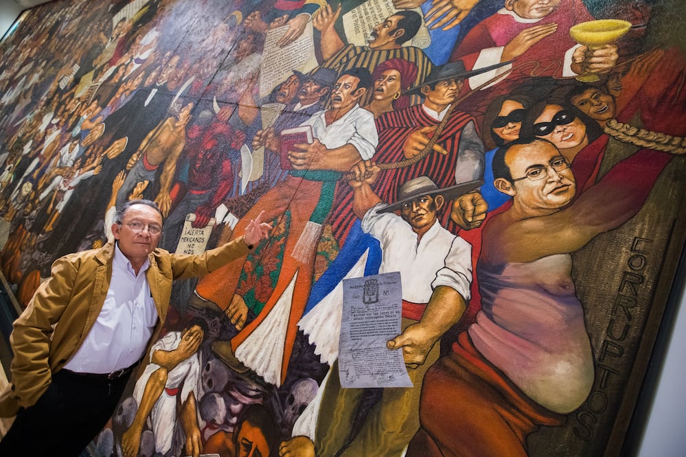 En la esquina derecha del mural de Ariosto Otero se ve a un hombre amarrado a un poste que representa la corrupción; quien lo ve dice que se trata del ex gobernador de Veracruz Javier Duarte (GERMÁN ESPINOSA. EL UNIVERSAL)