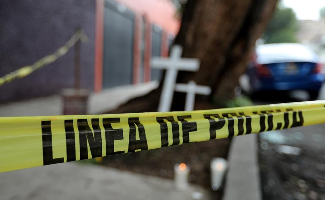 Los vecinos colocaron cruces y veladores en el lugar del asesinato de las dos personas. Foto: Valente Rosas / ELUNIVERSAL