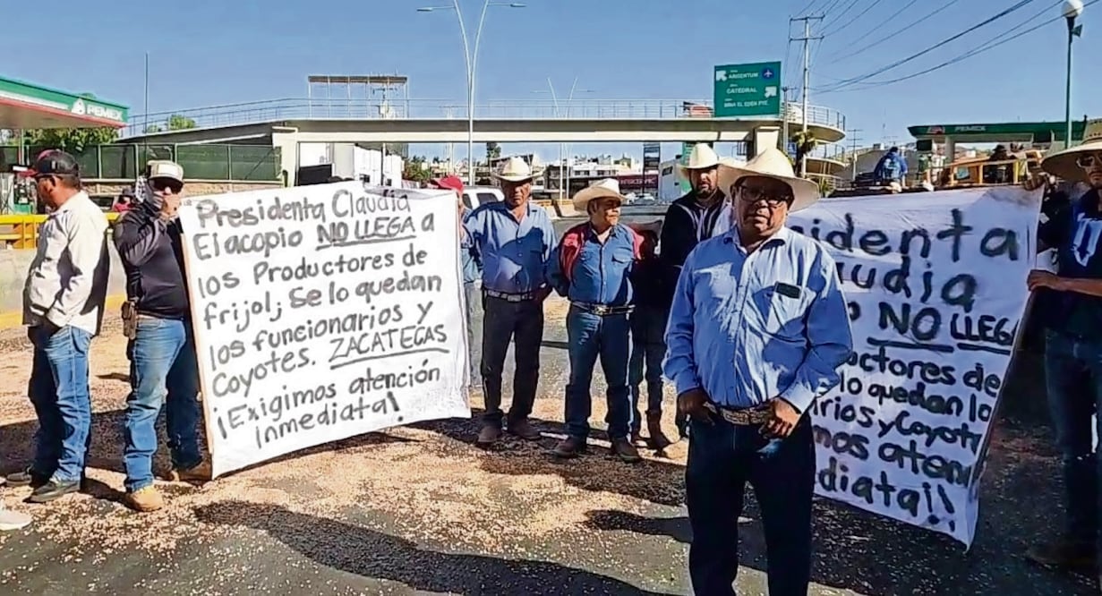 Durante dos días seguidos, productores de los municipios de Villa de Cos, Morelos, Pánuco, Calera y Fresnillo han realizado bloqueos carreteros. Foto: Especial