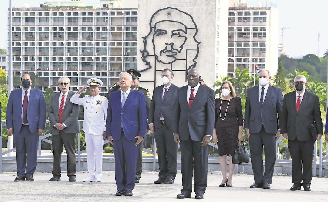 El Jefe de Estado mexicano y su comitiva, junto a funcionarios del gobierno cubano, en la Plaza de la Revolución, donde está la imagen de Ernesto Che Guevara. Foto: Joaquín Hernández/ EL UNIVERSAL.