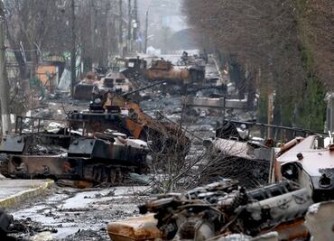 El reguero de cadáveres y cementerio de tanques que Rusia deja en Bucha, al norte de Kiev