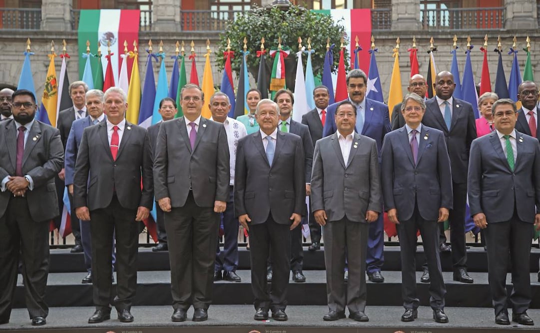 El presidente López Obrador (centro), flanqueado por los 31 líderes y representantes de Estado de AL y el Caribe que asistieron a la cumbre de la Celac en la CDMX. Foto: Xinhua.