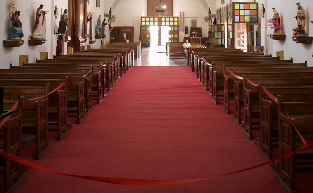 En su interior, el templo también luce descuidado; la alfombra roja del pasillo principal luce percudida, a pesar de estar acordonada. | Foto: Santiago Cadena.