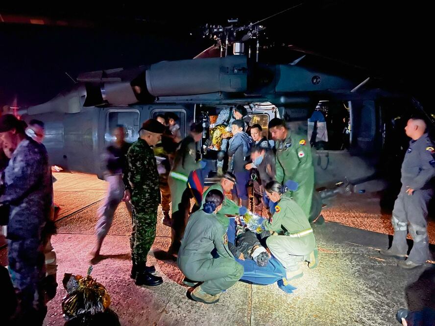 Imagen tomada por la Fuerza Aérea de Colombia que muestra la revisión a uno de los niños encontrados tras estar perdidos 40 días en la selva amazónica.  Foto: AFP