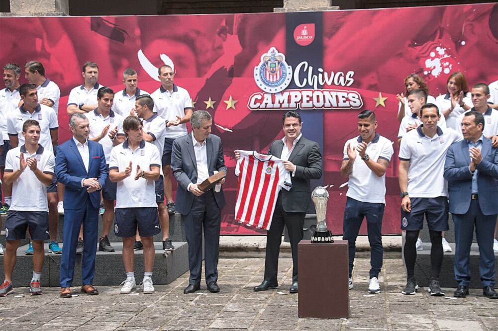 El Guadalajara se coronó en Liga y Copa del Clausura 2017; sólo les pagaron la mitad de la prima, aunque la directiva festejó a lo grande el doblete. (SANDRA BAUTISTA. IMAGO7)