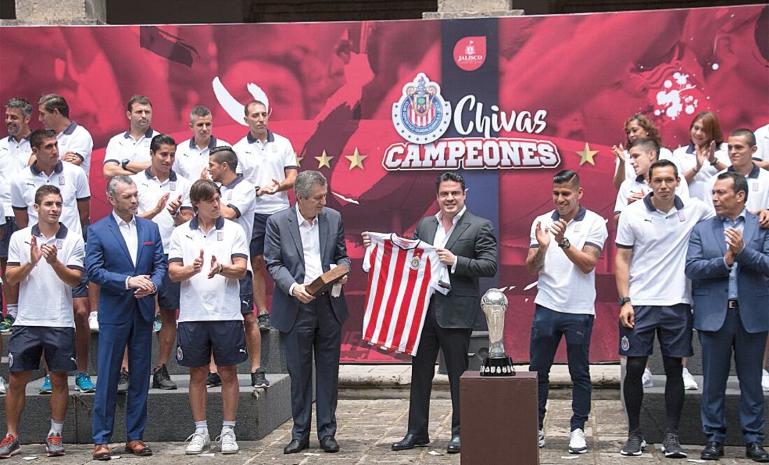 El Guadalajara se coronó en Liga y Copa del Clausura 2017; sólo les pagaron la mitad de la prima, aunque la directiva festejó a lo grande el doblete. (SANDRA BAUTISTA. IMAGO7)