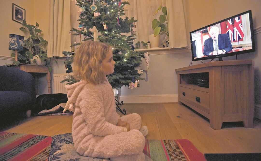 El primer ministro británico, Boris Johnson, dio el mensaje de que Reino Unido vuelve al confinamiento, a través de la televisión. Foto: Facundo Arrizabalaga. EFE