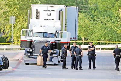 Mueren 9 migrantes en camión en EU; había mexicanos