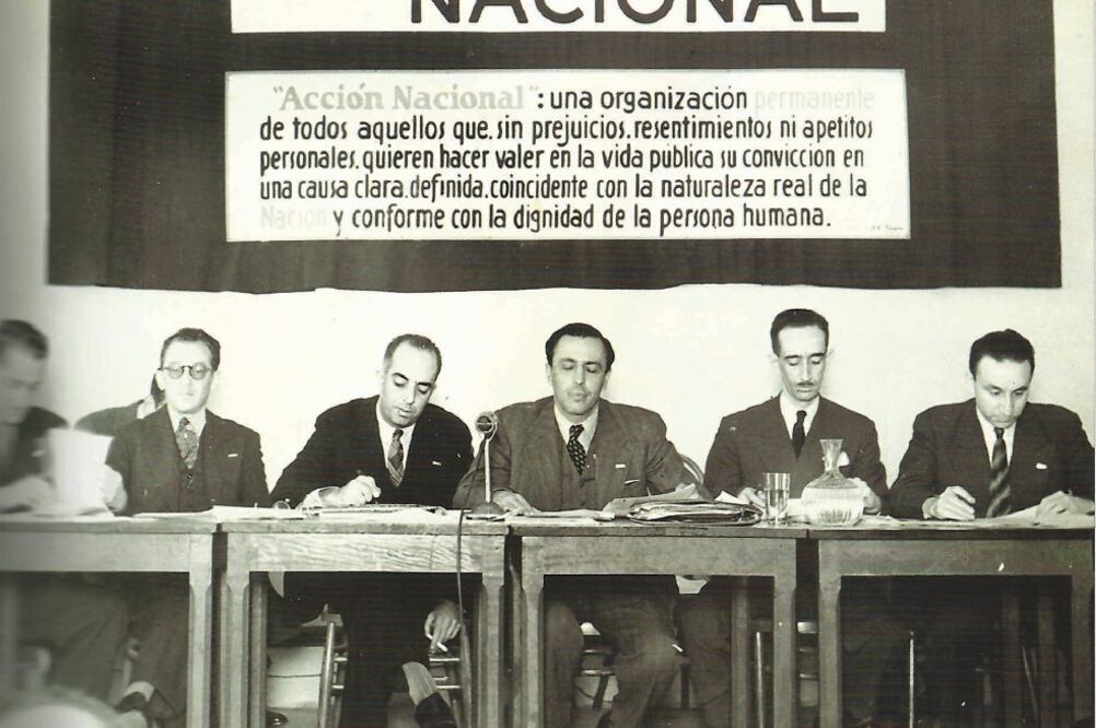 Manuel Gómez Morin (centro) fundó el Partido Acción Nacional en 1939, cuando el Comité Ejecutivo Nacional convocó una asamblea constituyente para establecer el primer instituto político de oposición en la era posrevolucionaria. Foto/ARCHIVO EL UNIVERSAL