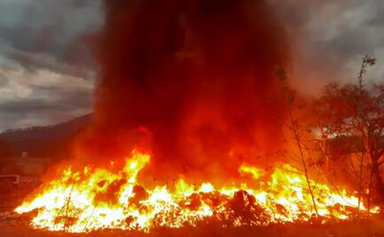 Se incendia lote de materiales de reciclaje en Tultitlán