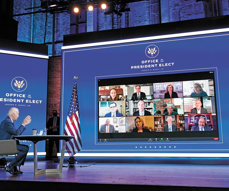 El virtual presidente electo, Joe Biden, ayer en una reunión de seguridad nacional, en el teatro The Queen, en Wilmington, Delaware. Andrew Harnik. AP
