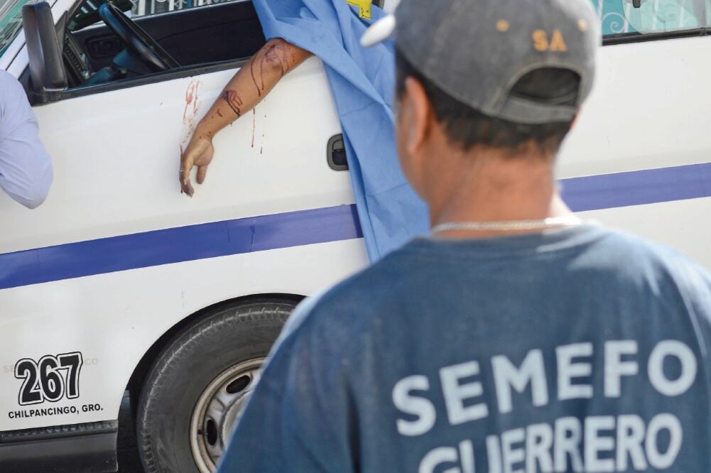 Ayer un operador del transporte público fue asesinado con disparos de arma de fuego en la capital del estado; el cuerpo sin vida se encontraba en el interior de la unidad que conducía (DASSAEV TÉLLEZ. EL UNIVERSAL)