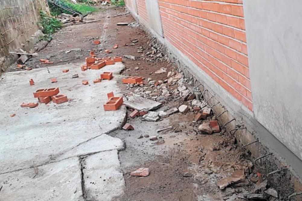 Las bardas de la primaria Carlos Hank se están derrumbando. Foto/ESPECIAL