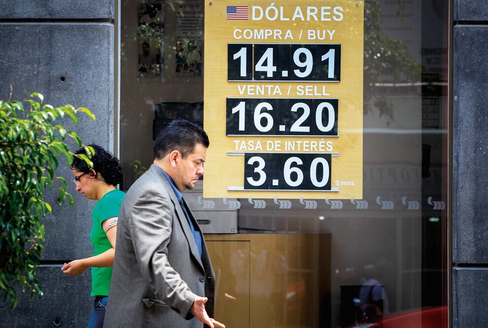El dólar cotizó ayer al mediodía hasta en 16.20 pesos; en tanto que al mayoreo finalizó en un máximo de 15.8040 unidades. Foto: RAMÓN ROMERO. EL UNIVERSAL