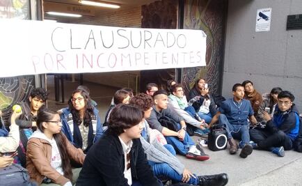 Estudiantes de la FES Iztacala se manifiestan contra Fernández Noroña