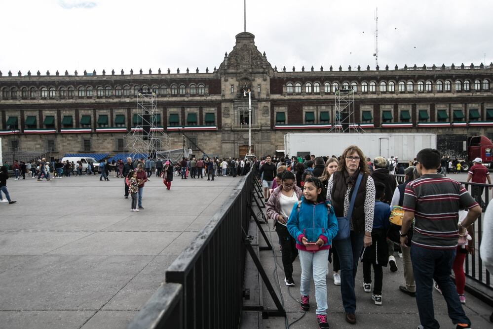 Imagen de este sábado de los preparativos por las fiestas patrias en el Zócalo capitalino. Foto: Germán Espinosa