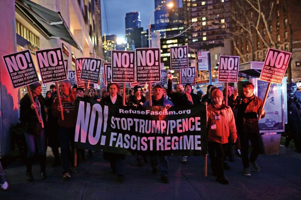 Ciudadanos protestaron ayer contra el presidente electo de Estados Unidos afuera del Hotel Internacional Trump, en Manhattan, Nueva York. (STEPHEN YANG. REUTERS)