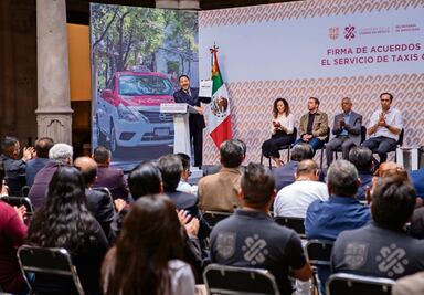 Firman convenio CDMX y taxistas para mejorar servicio