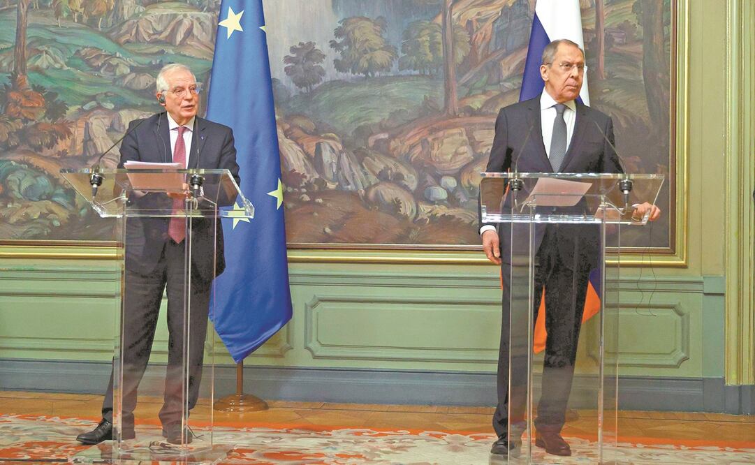El jefe de la diplomacia de la Unión Europea (UE), Josep Borrell, con el canciller ruso, Serguéi Lavrov, ayer en una conferencia en Moscú. Foto: AFP