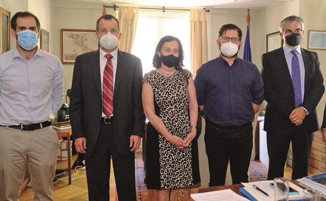 El presidente electo de Chile, Gabriel Boric (tercero de izq. a der.), ayer con el Consejo del Banco Central. Foto: Tomada de Twitter