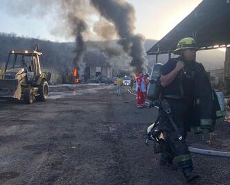 Se incendia negocio de refacciones usadas en carretera de Sinaloa; cierra circulación en un carril de la México-Nogales