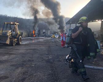 Se incendia negocio de refacciones usadas en carretera de Sinaloa; cierra circulación en un carril de la México-Nogales