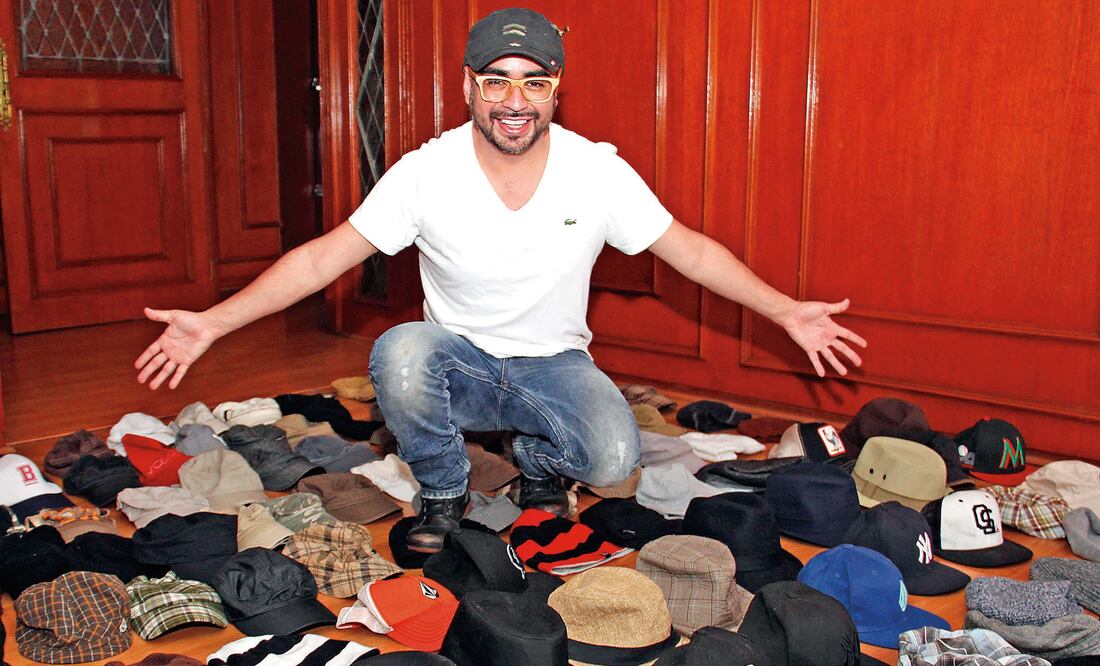 Al quedar calvo muy joven, Sandoval comenzó a comprar gorros y sombreros. “No soy mucho de marcas, sino de lo que te acomode”, cuenta (AGUSTÍN SALINAS. EL UNIVERSAL)