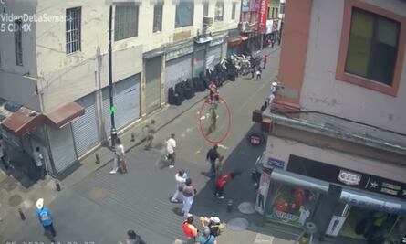 C5 capta persecución en VIDEO de sujetos que asaltaron a mujer en el Centro Histórico de la CDMX