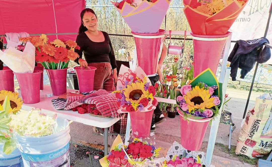 Miriam, comerciante en Nicolás Romero, informó que este año el precio de la rosa está por encima del que se registró el 10 de mayo pasado. Foto: Gisela González Granados / EL UNIVERSAL